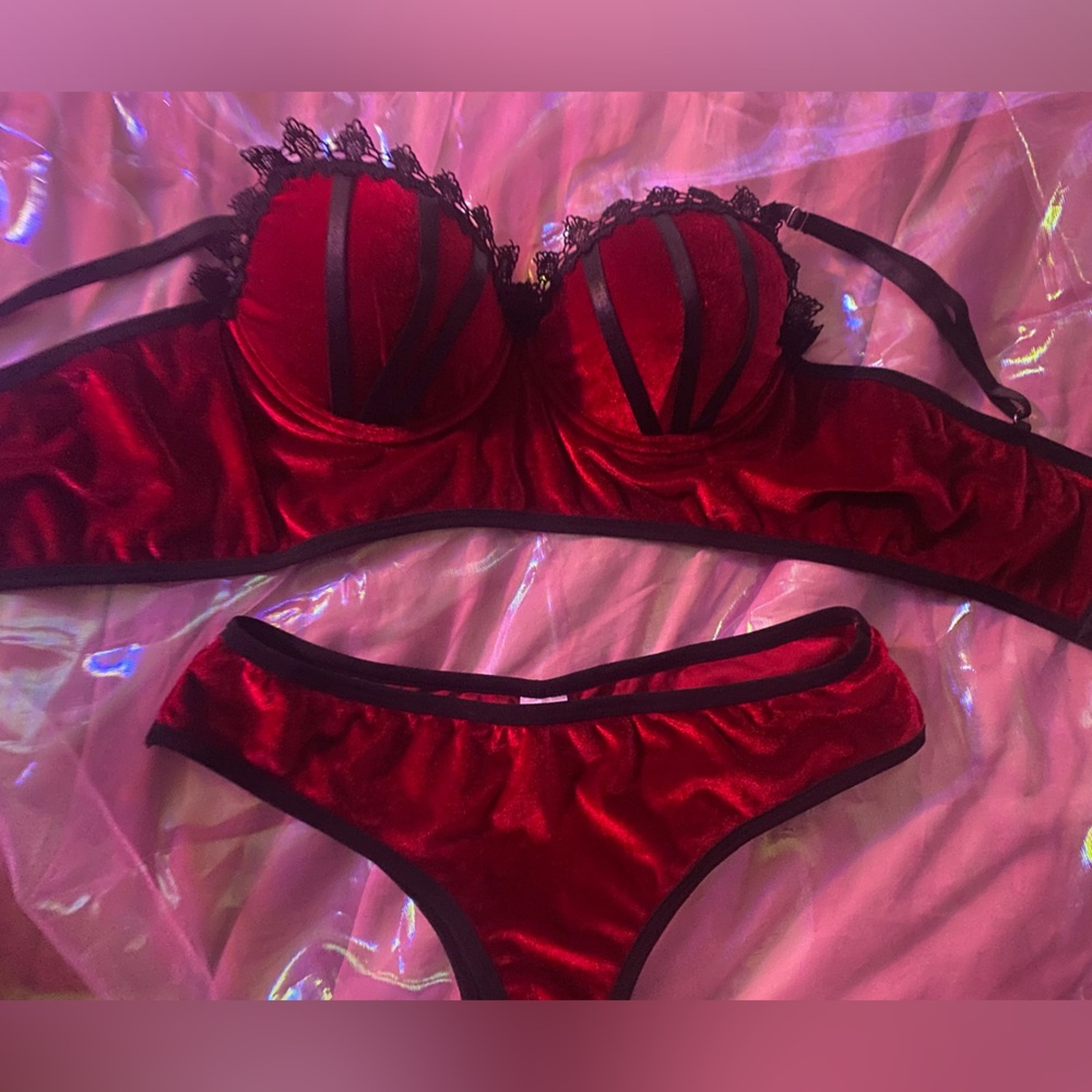 🌹 Retro Red Velvet Black Detailed Bra & Panty Lingerie Set 🌹 Med/Lg ✨NEW!
